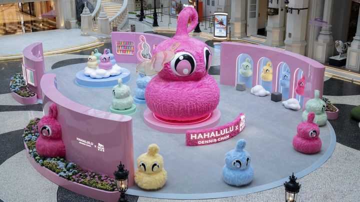 “美高梅x HAHALULU x壹号广塲潮流艺术展”以当代艺术语言重新演绎东方文化符号，将传统意象转化为充满创意与趣味的视觉体验。在沉浸式艺术空间中，色彩与造型交织呈现独特潮流美学，展现文化传承与创新表达的融合。通过跨界艺术视角，开启一场融合东西文化与现代设计的探索之旅，激发年轻活力与艺术想象力。