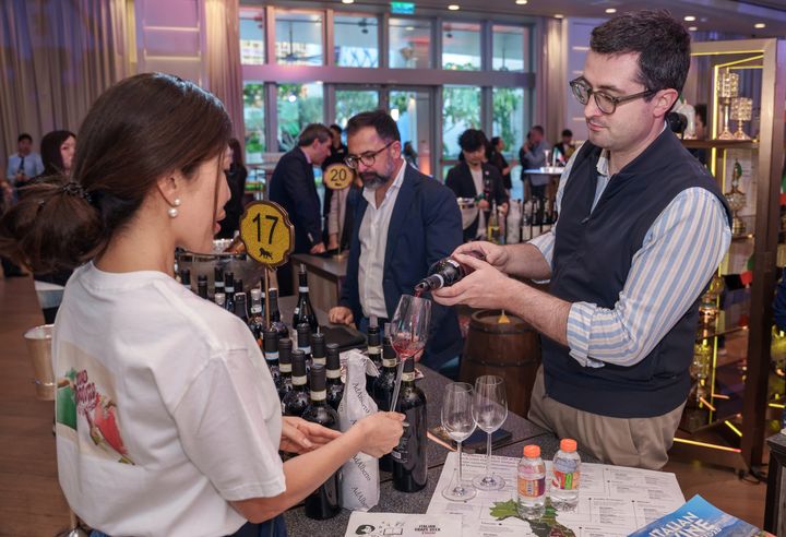 Bringing together Italian wine producers, institutional partners, wine professionals and aficionados, welcomed over 250 guests to say “Salute” to over 100 Italian wine labels