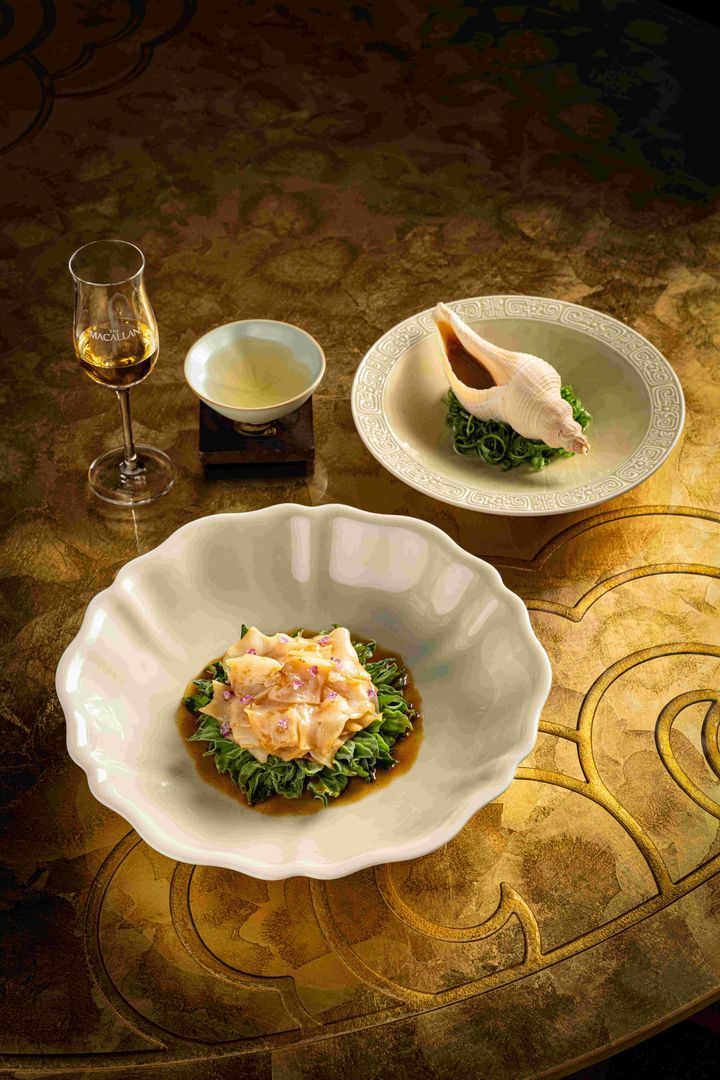Imperial Court’s Marinated Sliced Sea Whelk with The Macallan and Spicy Sauce boldly replaces traditional rice wine with whisky, creating a distinctive spicy and aromatic flavor.