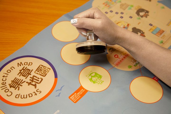 Fans can collect stamps by checking in at designated attractions or making consumption at participating merchants with the “Yuewen IP Hopping Adventure” booklets to redeem IP-themed gifts.