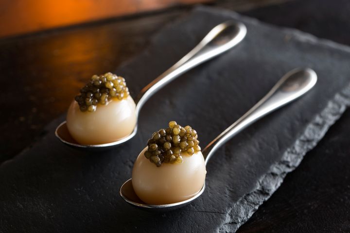 Dave Pynt将为宾客带来多款招牌菜式，包括「烟熏鹌鹑蛋配鱼子酱」及「帝王蟹配香蒜焦化牛油」等。