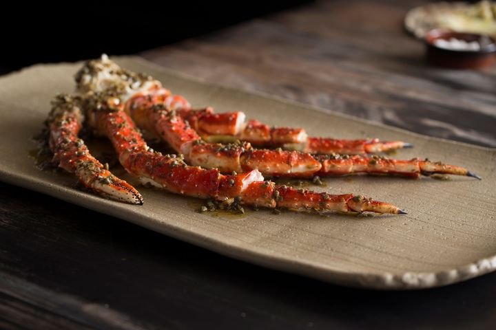 Dave Pynt将为宾客带来多款招牌菜式，包括「烟熏鹌鹑蛋配鱼子酱」及「帝王蟹配香蒜焦化牛油」等。