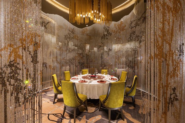 Five Foot Road presents Chengdu style Sichuan cuisine with traditional craftsmanship, and has retained its Black Pearl One Diamond distinction for three consecutive years.