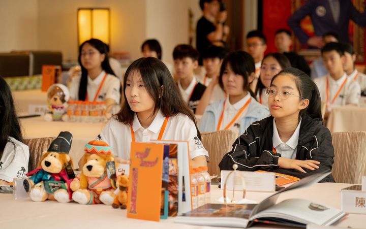 Happening-Youth docent training-cover-2.jpg