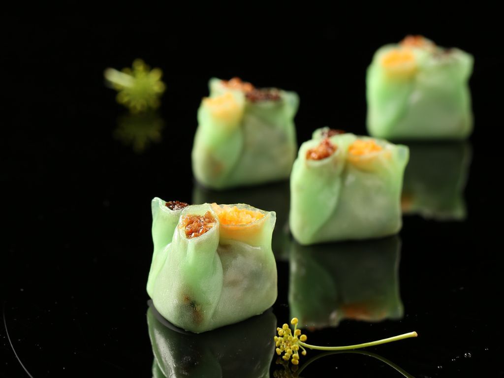 美狮美高梅”淳“的姬松茸榆耳素粉粿，呈绿色外皮，内馅丰富，呈现清新精致风格