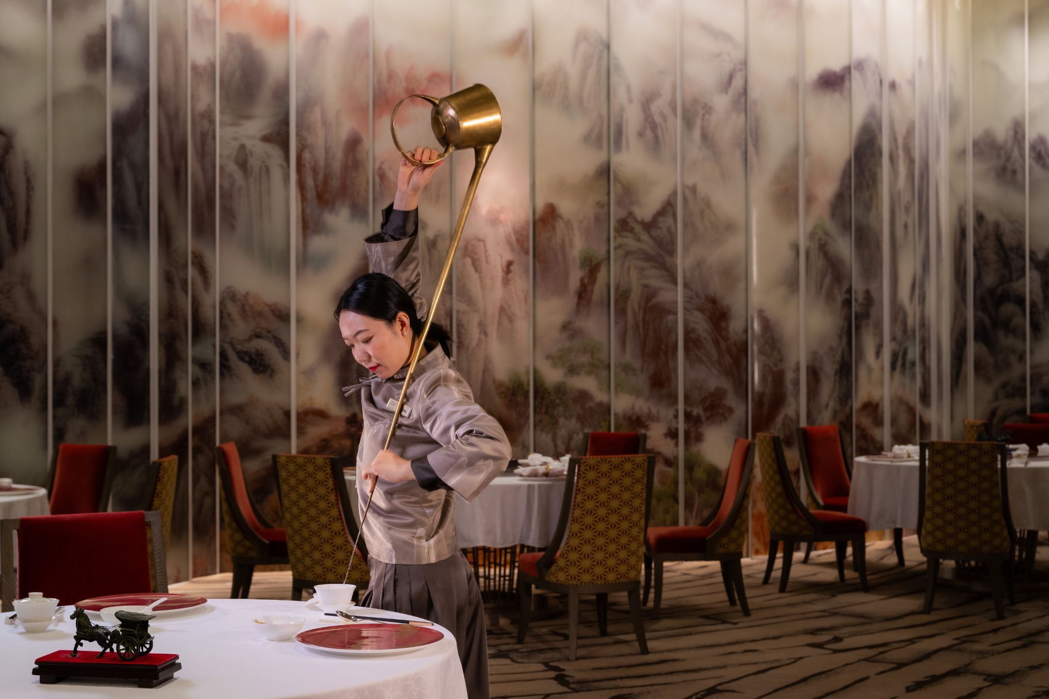 美狮美高梅蜀道的长嘴壶茶艺表演，以传统川式待客之道演绎成都官府宴饮文化。