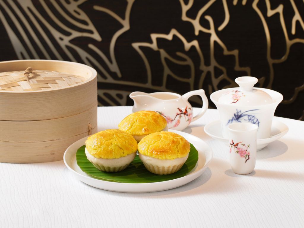金殿堂出品的黑豚叉烧焗餐包，外皮金黄酥香，呈现经典粤式点心风味