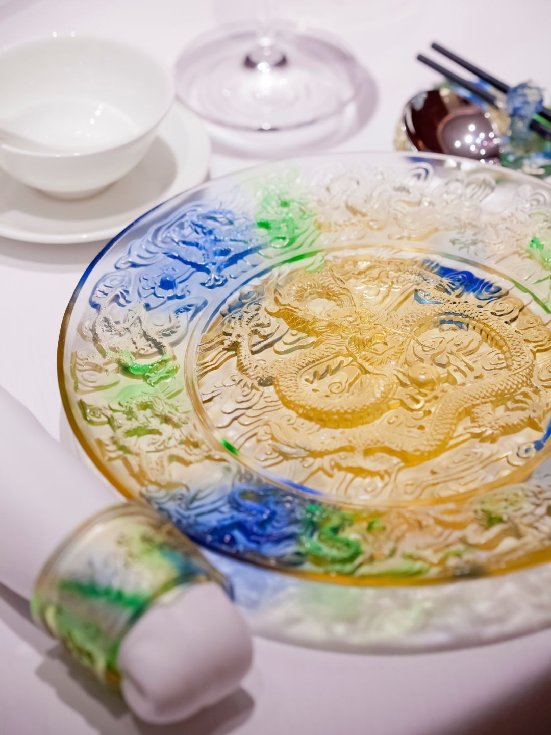 精致玻璃器皿与龙纹图腾设计，展现金殿堂细腻餐桌艺术