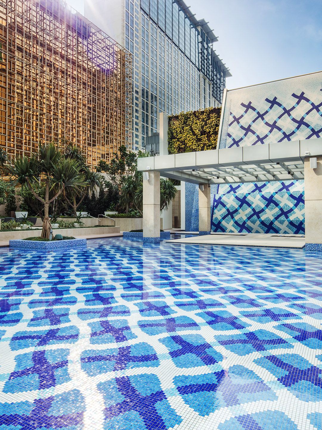MGM COTAI 的泳池為賓客提供了一個放鬆身心的休憩場所，讓賓客盡情享受度假村的奢華體驗。