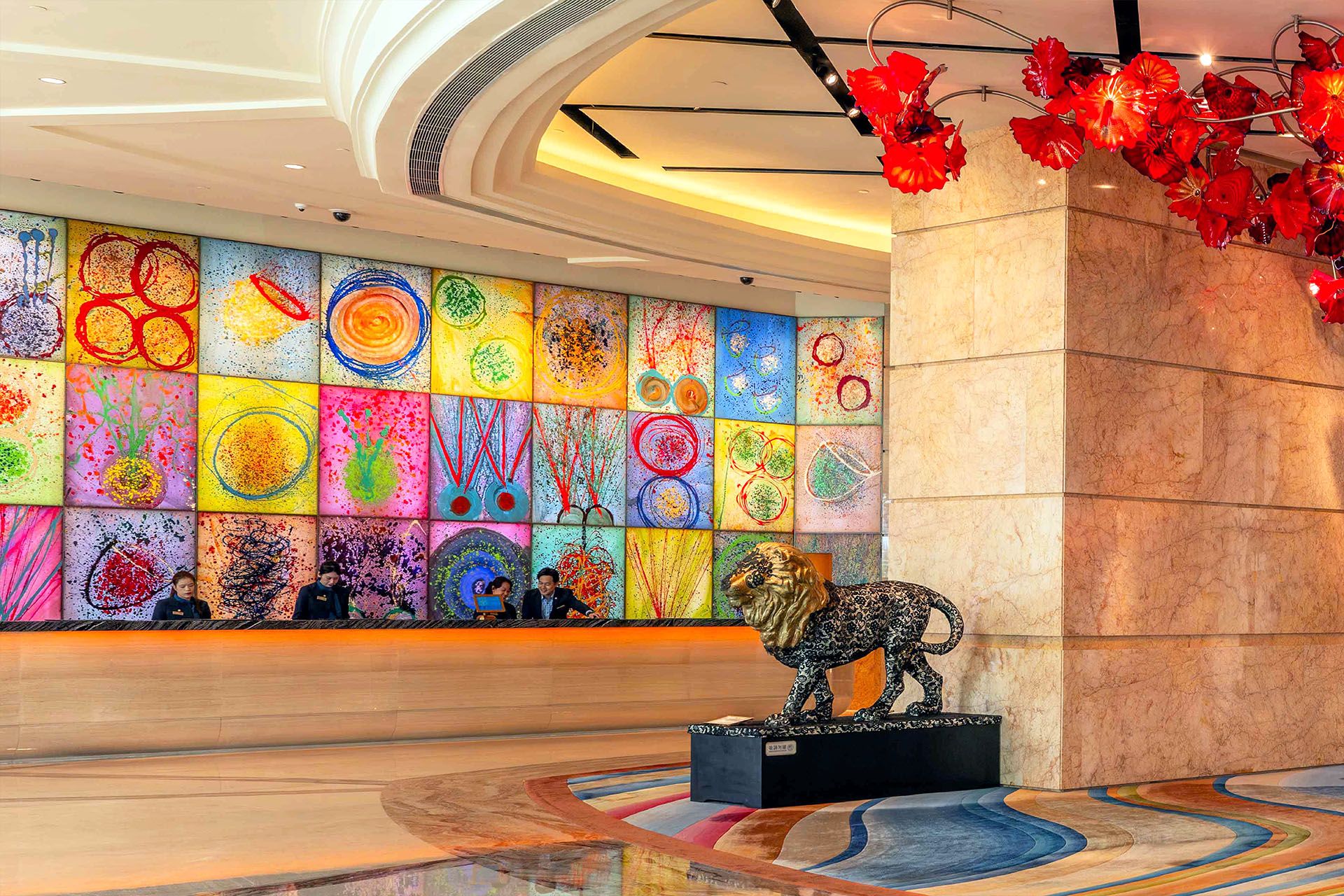 美高梅路氹酒店大廳陳列著充滿活力的當代藝術作品，展現了度假村的藝術收藏。