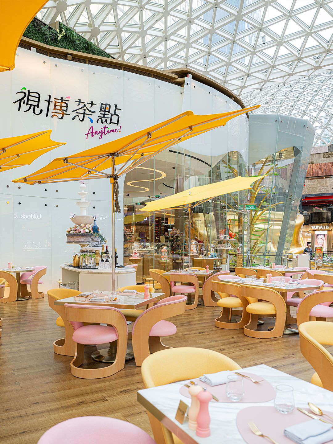 美獅美高梅視博茶點餐廳用餐區設於視博廣場玻璃天幕下，環境明亮舒適。