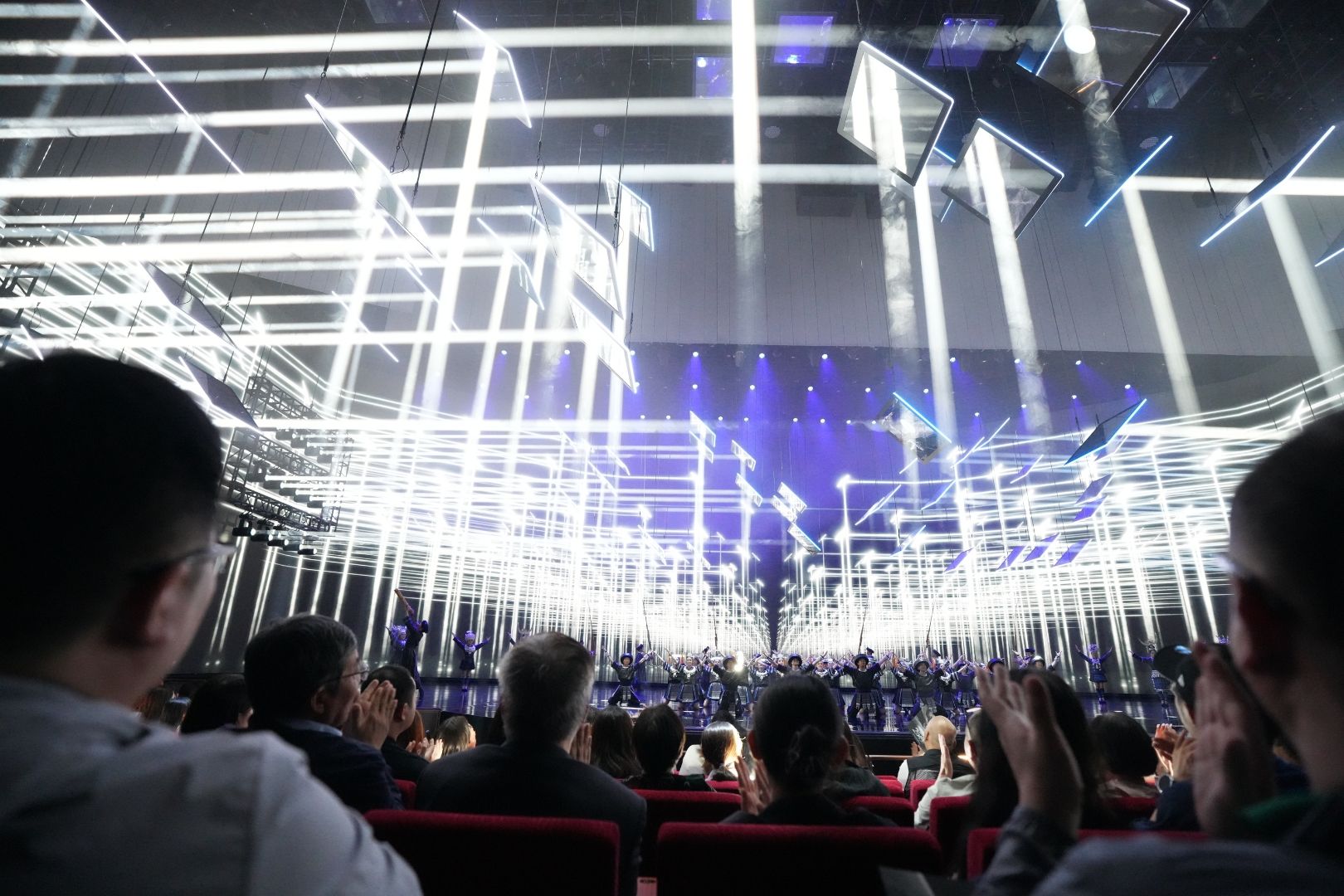 Audience members watch a scene from Macau 2049 at MGM Theater in MGM COTAI, where illuminated mirrored installations create an immersive visual experience through light, reflection and advanced stage technology.