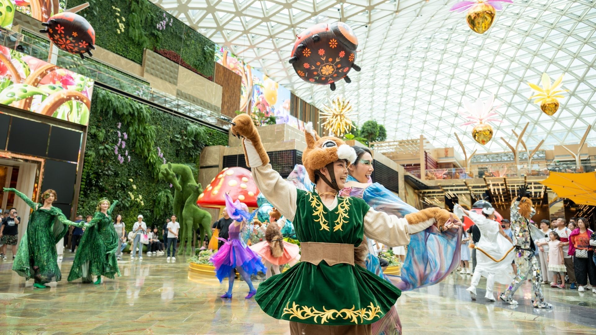 Garden Wonderland at The Spectacle in MGM COTAI features interactive performers, whimsical woodland characters and immersive entertainment beneath one of Macau’s most iconic glass canopies.