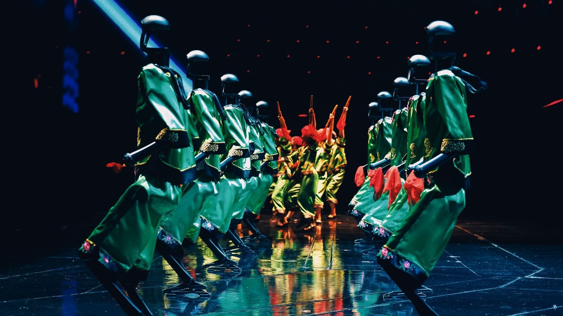 “Yangge | Robots” in “MACAU 2049” combines traditional Yangge folk dance with robotic performers, creating an interactive stage experience that bridges cultural heritage and advanced technology.