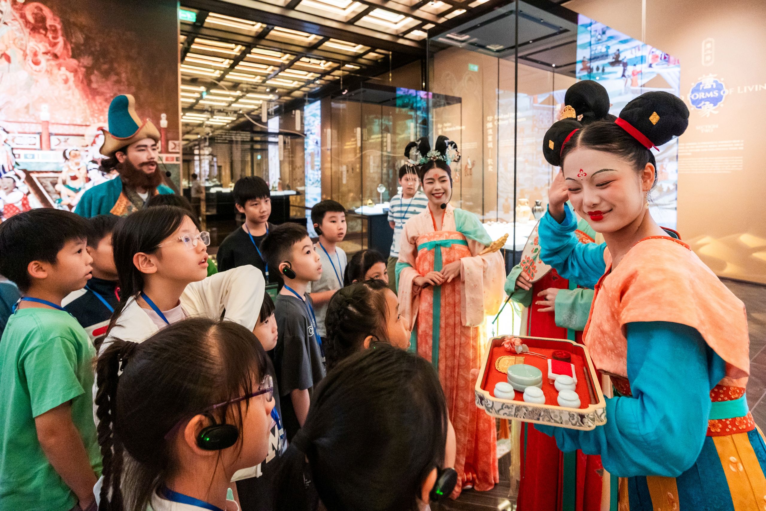 Children take part in “Museum Encounter – The Tang Story” at POLY MGM MUSEUM, interacting with performers in Tang Dynasty-inspired costumes during an immersive cultural and educational experience.