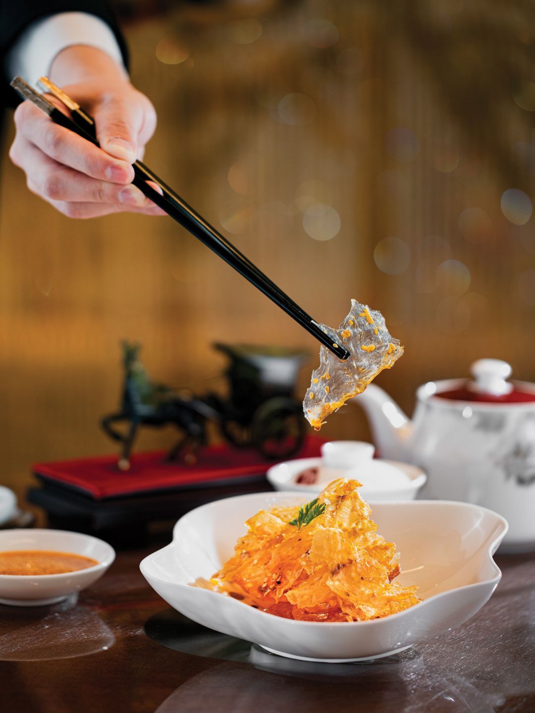 蜀道招牌菜“老成都灯影鱼片”，以薄如蝉翼的香脆鱼片配上秘制花椒酱汁，展现成都川菜细腻雅致的风味层次。